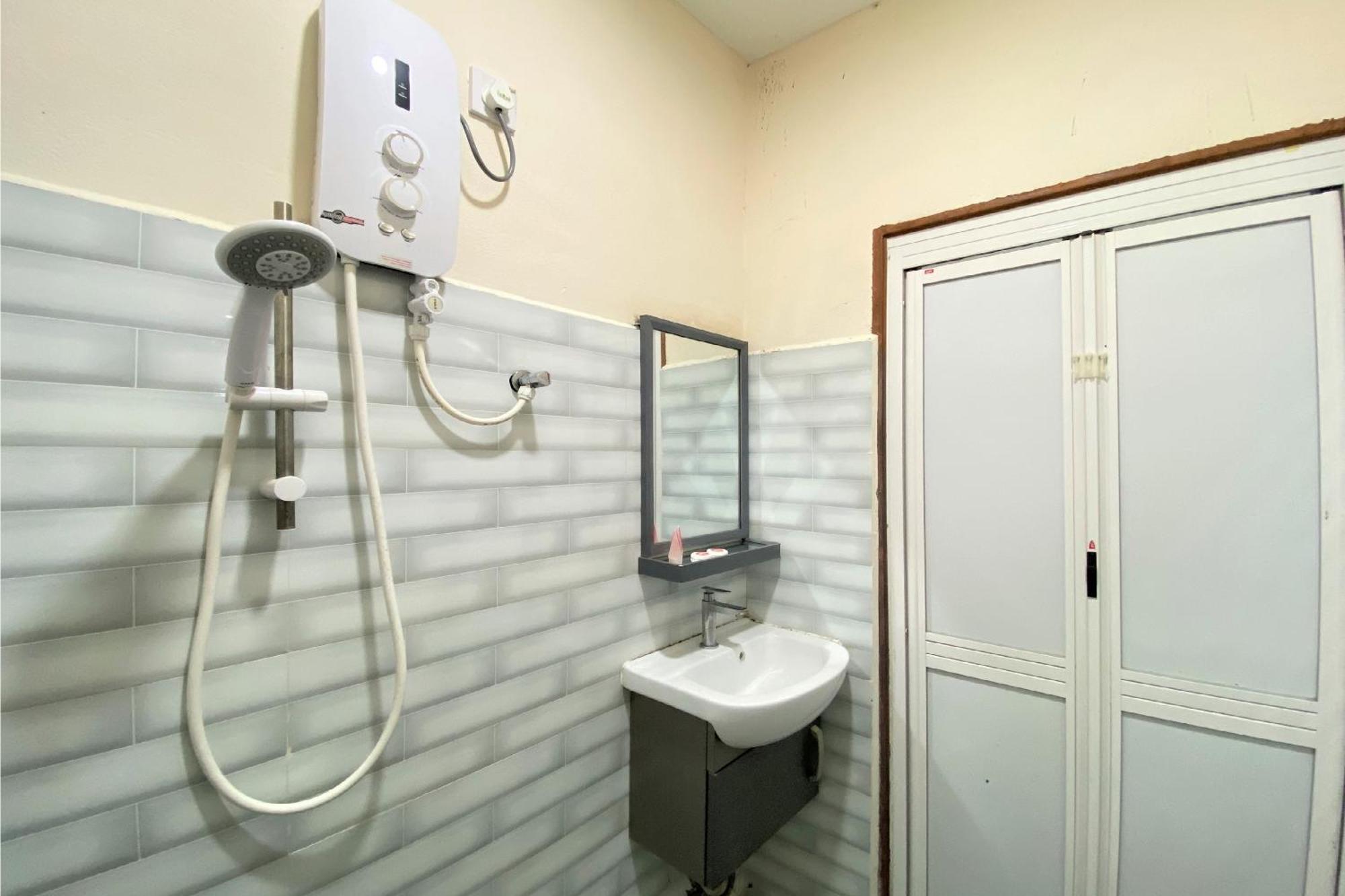 Oyo 90205 Bayu Sintok Motel チャンルーン エクステリア 写真