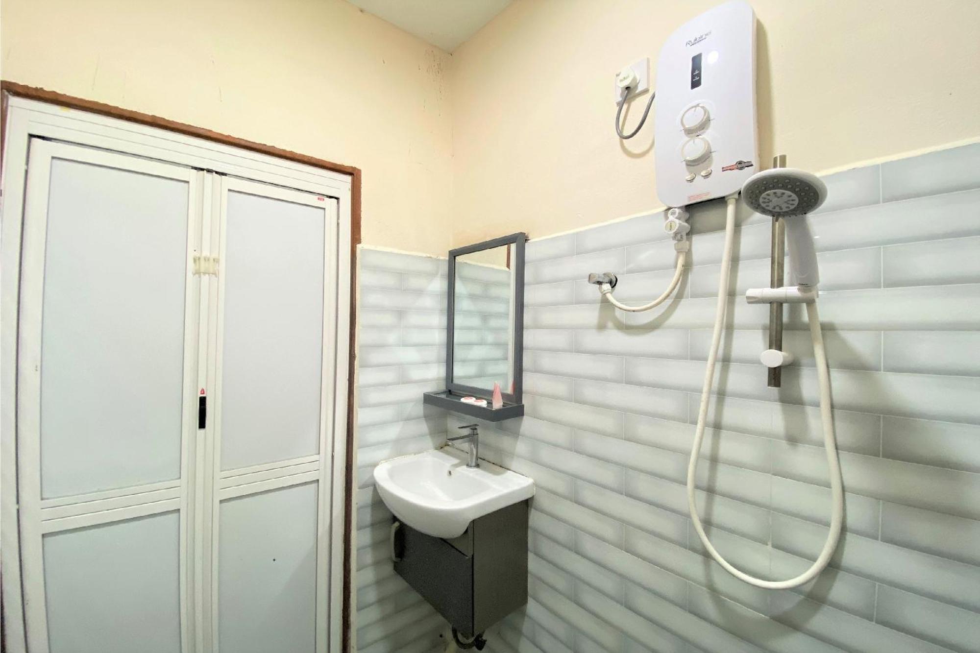 Oyo 90205 Bayu Sintok Motel チャンルーン エクステリア 写真